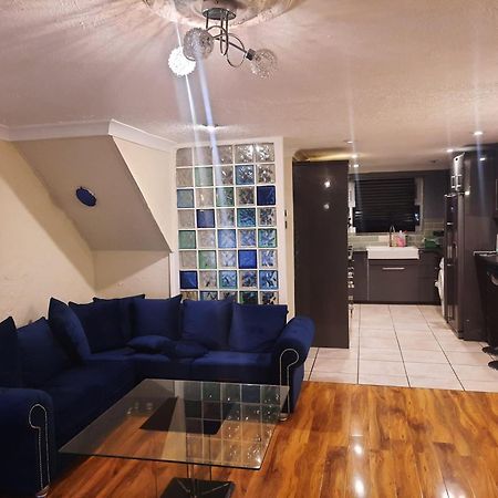 Home Away In A Close Thamesmead  外观 照片
