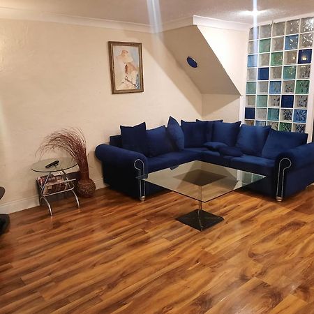 Home Away In A Close Thamesmead  外观 照片