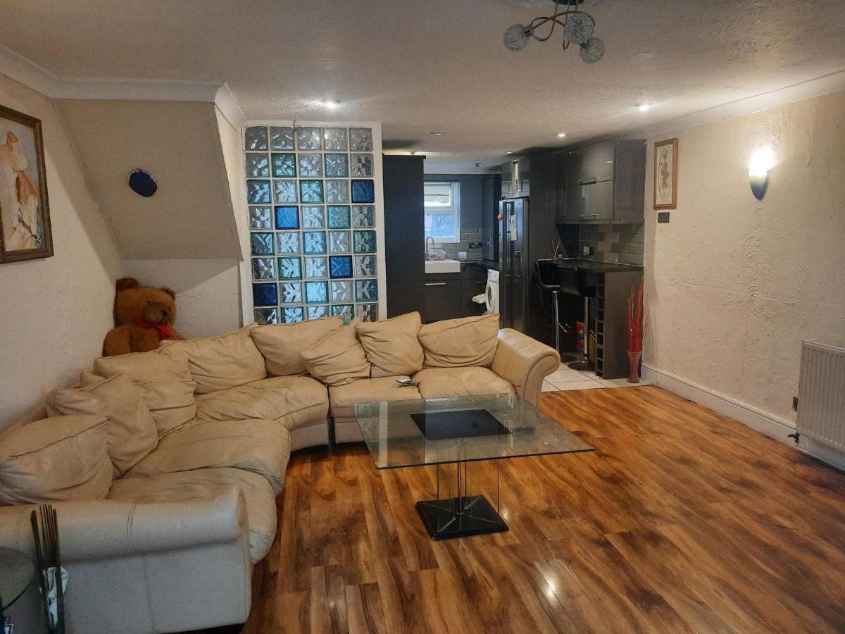 Home Away In A Close Thamesmead  外观 照片