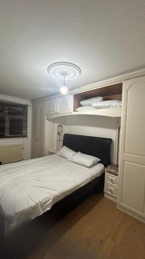 Home Away In A Close Thamesmead  外观 照片