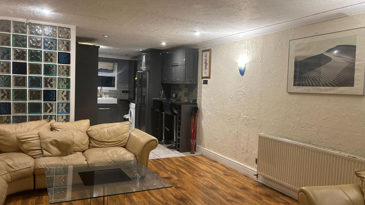 Home Away In A Close Thamesmead  外观 照片